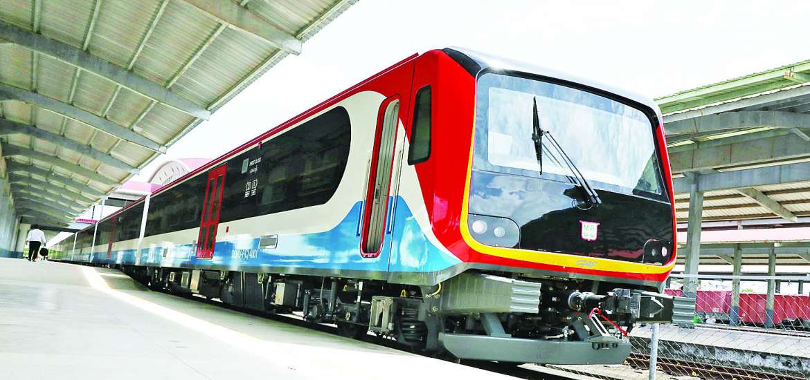 DEMU စီး၍ ခရီးသွားခဲ့သည် …